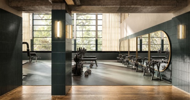 Krafttrainingsraum mit Blick in den Garten