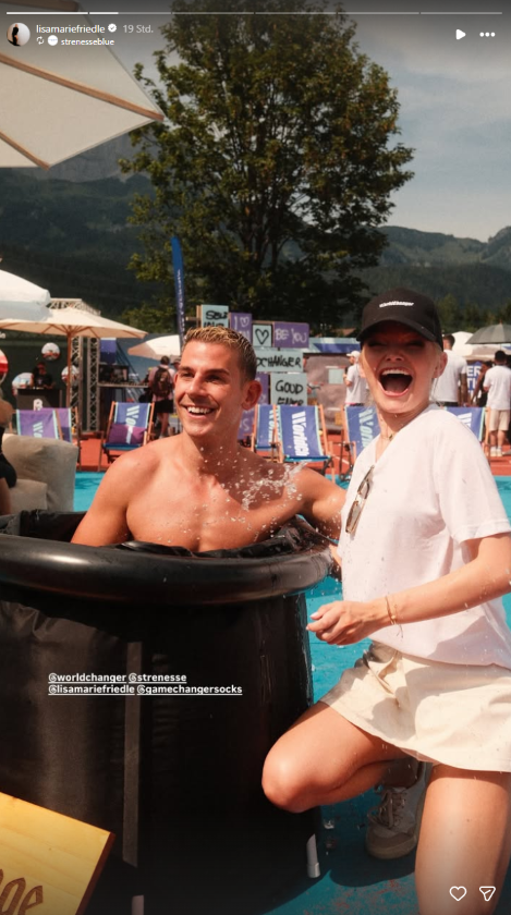 Lisa Marie Friedle und Influencer Max Weißenböck bei den WorldChanger Days im Stanglwirt in Tirol. Während Max Weißenböck in einer Wasserwanne sitzt, reagiert DJ Ötzis Tochter mit einem überraschten Gesichtsausdruck.