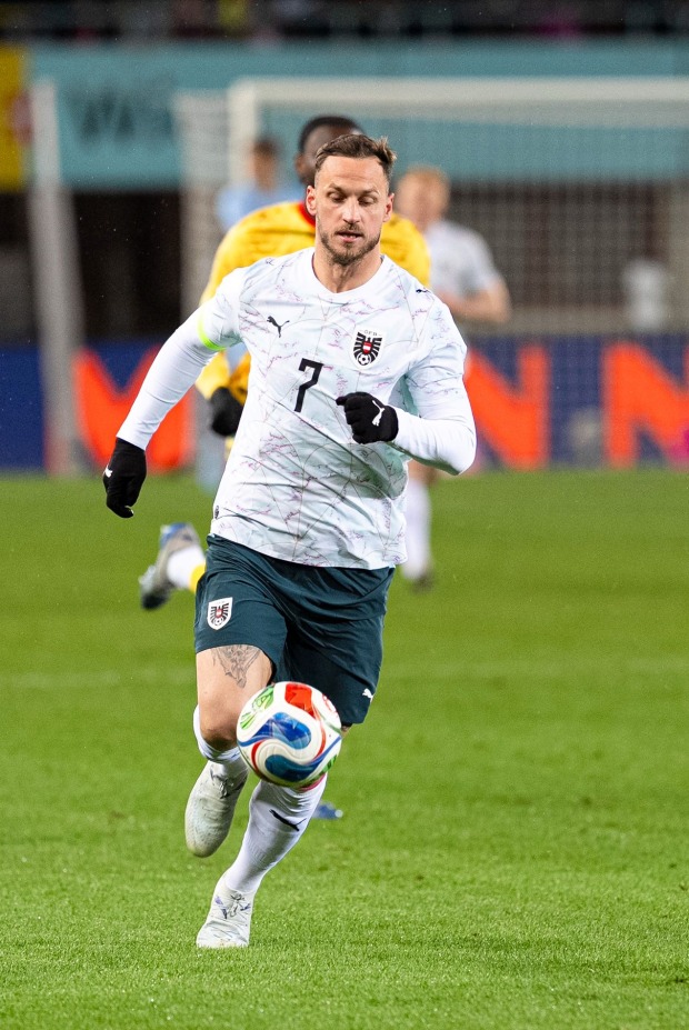 Marko Arnautović läuft im Österreich-Trikot mit dem Ball über das Spielfeld.