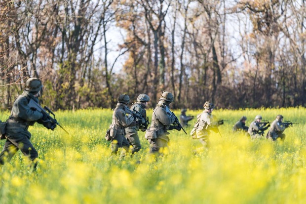 Milizionäre im freien Feld