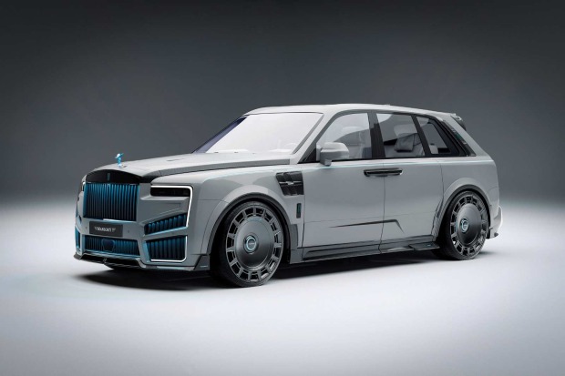 Grauer Rolls-Royce Cullinan mit Mansory-Tuning in einer Studioaufnahme.