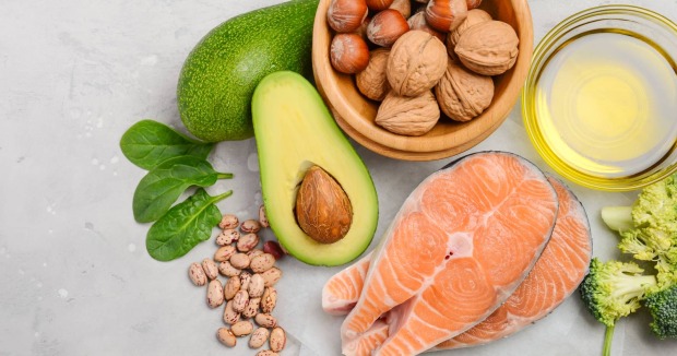 Auswahl von gesundem Essen mit Omega-3-Fettsäuren | Credit: JulijaDmitrijeva/Shutterstock