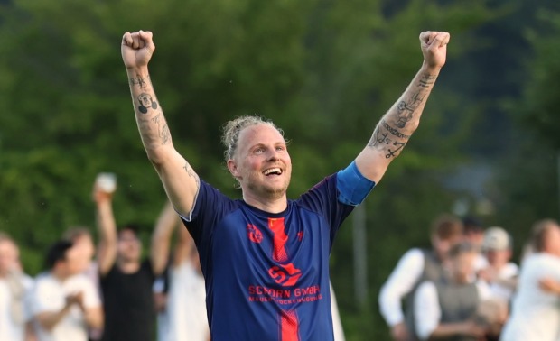 Stefan Federer feiert den Aufstieg mit St. Koloman in die 1. Landesliga.