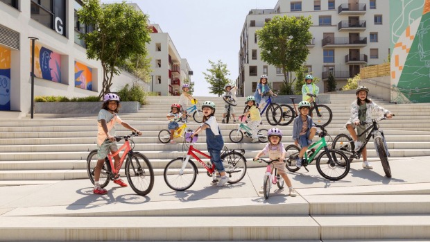 Kinder mit verschiedenen woom-Fahrrädern.