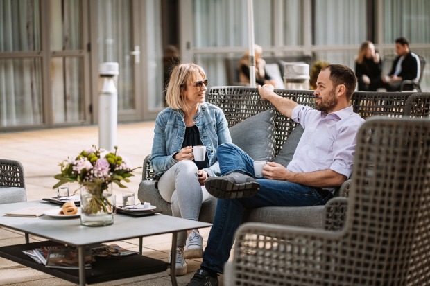 Junges Paar auf der Terrasse eines Hotels | Credit: Hotel Auszeit