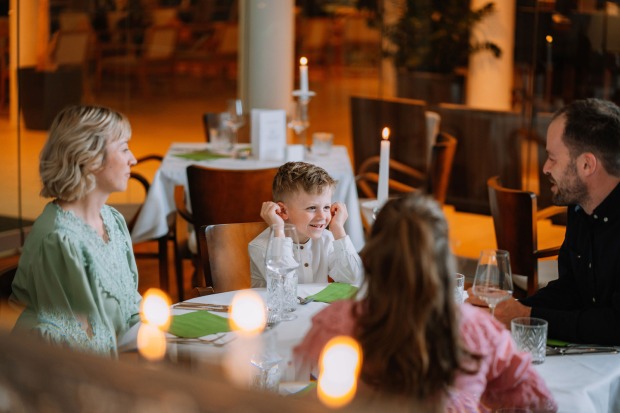 Junge Familie im Speisesaal eines Hotels | Credit: Hotel Auszeit
