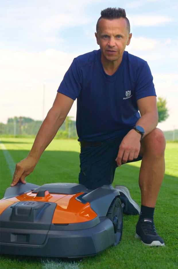 Mitarbeiter in blauer Montur | Credit: Husqvarna