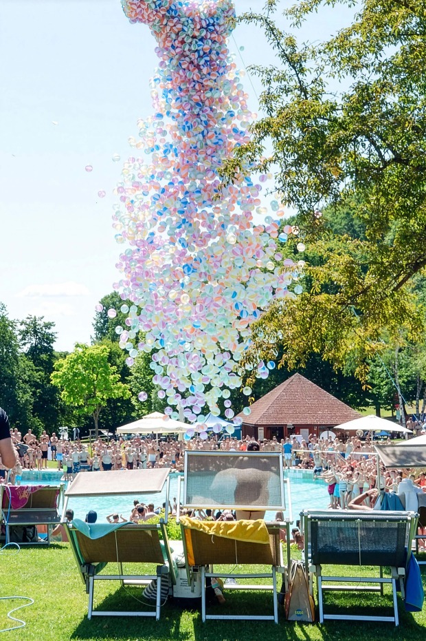 Jede Menge Wasserbälle in der Luft eines Thermalbades | Credit: Thermenresort Loipersdorf