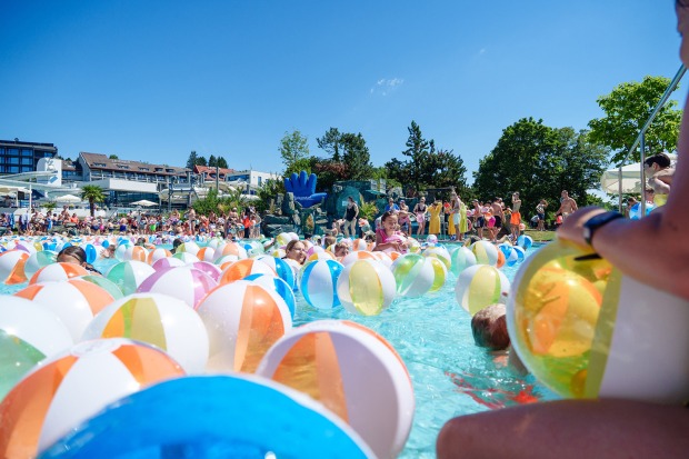Zahlreiche fröhliche Menschen im Freibad | Credit: Thermenresort Loipersdorf