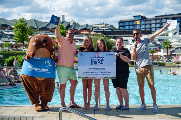 Fröhliche Runde posiert für ein Gruppenfoto im Freien | Credit: Thermenresort Loipersdorf