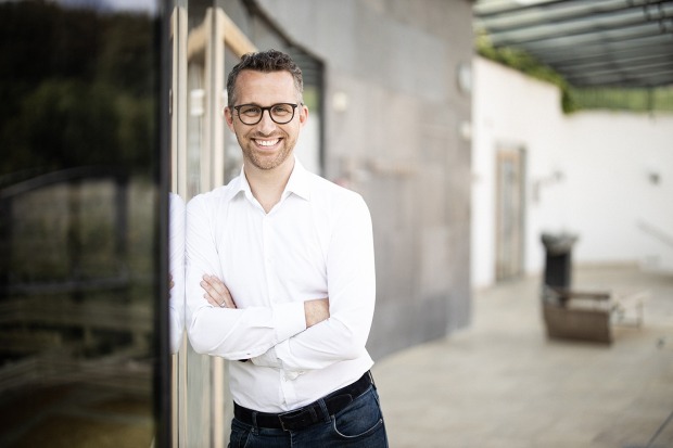 Philip Borckenstein-Quirini vor der Sauna | Credit: Thermenresort Loipersdorf