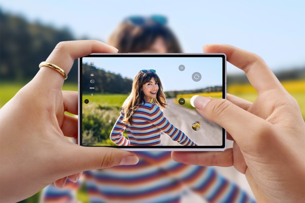 Frau am Fahrrad wird fotografiert | Credit: Samsung