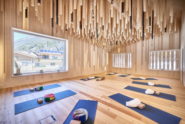 Holzgetäfelter Raum mit Yoga-Matten | Credit: Biohotel Stillebach