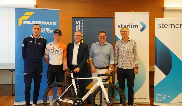 Radprofis Michael Gogl und Raphael Kokas; Vorstandsvorsitzender der Raiffeisenbank Wels MMag. Roland Hechenberger, MBA; Bürgermeister Dr. Andreas Rabl und Organisator Daniel Repitz | Credit: Gierlinger Sport Services