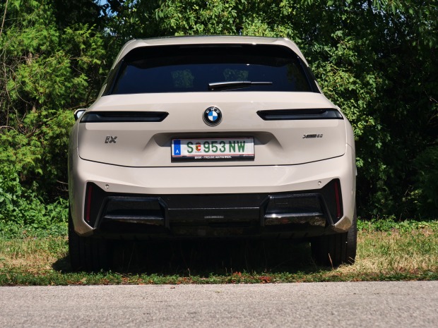 Wuchtiges Heck des BMW iX