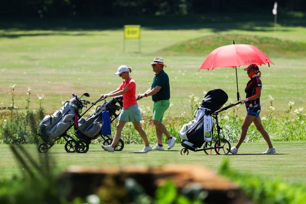 Menschen am Golfplatz