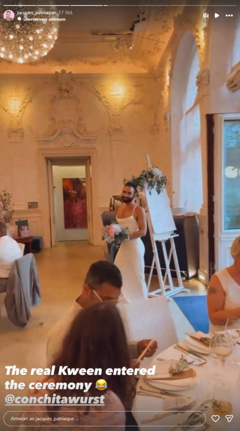 Conchita Wurst im Brautkleid bei der Hochzeit von Jacques Patriaque. Tom Neuwirth schreitet mit Blumenstrauß durch den Festsaal und sorgt auf Instagram für Hochzeitsgerüchte.