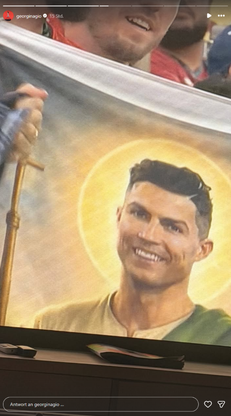 Cristiano Ronaldo mit Heiligenschein auf einem Fan-Banner während der WM 2026. Das außergewöhnliche Motiv wurde von Georgina Rodríguez in ihrer Instagram-Story geteilt.