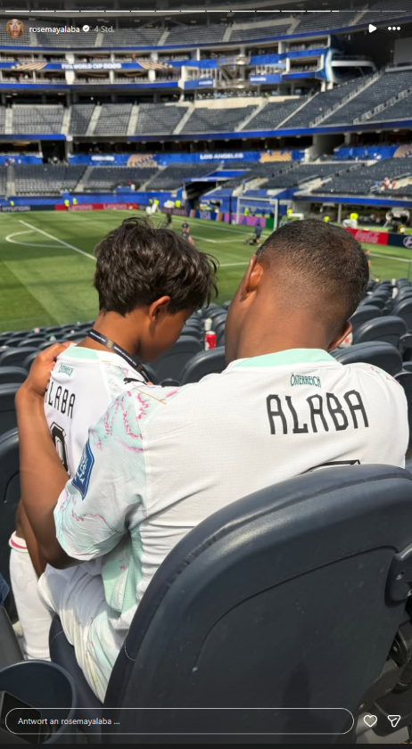 David Alaba sitzt nach dem bitteren WM-Aus Österreichs gegen Spanien gemeinsam mit Sohn Zion auf der Tribüne. Das emotionale Foto zeigt den ÖFB-Kapitän und seinen Sohn nach der 0:3-Niederlage im WM-Sechzehntelfinale.
