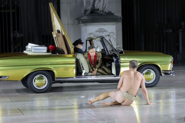 Philipp Hochmair als „Jedermann“ bei den Salzburger Festspielen 2026 während einer spektakulären Szene mit Nackt-Auftritt vor einem goldenen Cadillac.