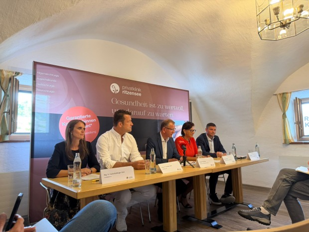 Carina Kohlberger-Flöck, Prim. Dr. Guntmar Gradl, Bürgermeister Andreas Wimmreuter, Salome Mühlberger und Patrick Müller bei der PK am 1. Juli 2026 über den Neustart am Ritzensee.