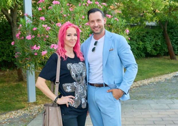 Simone Lugner präsentiert bei der Premiere von „Ein Käfig voller Narren“ in Mörbisch ihren neuen Look und sorgt mit ihrer Typveränderung für Aufsehen.
