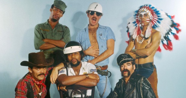 Victor Willis mit den Village People in ihren legendären Kostümen. Der „YMCA“-Sänger prägte als Frontmann die Disco-Ära und wurde mit der Kultband weltweit bekannt.