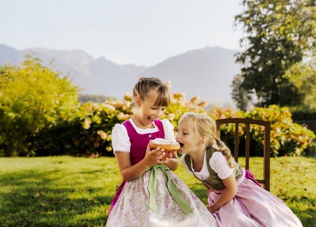 Junge Mädchen in Tracht beim Verspeisen von Mehlspeisen | Credit: SalzburgerLand Tourismus