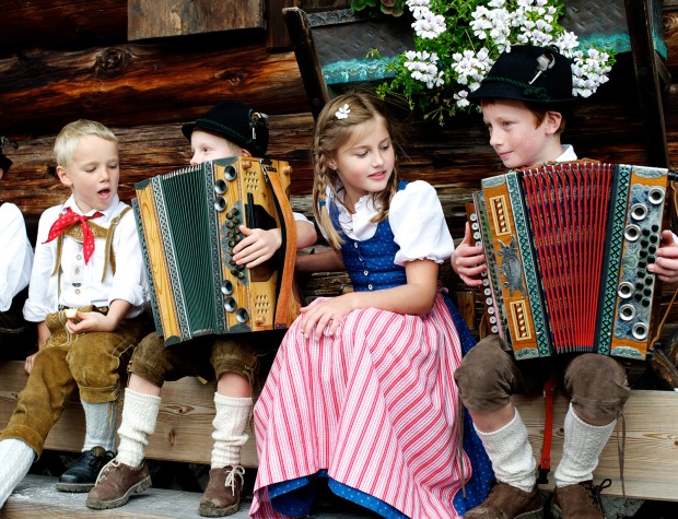 Kinder in Tracht beim gemeinsamen Musizieren | Credit: SalzburgerLand Tourismus