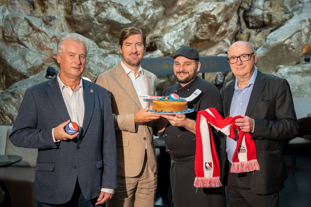 Mitglieder des Österreichischen Eishockey-Verbandes mit Cheesecake | Credit: Vienna Marriott Hotel