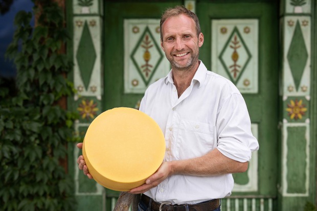 Mann mit Almkäse in der Hand | Credit: SalzburgerLand/Michael Grössinger