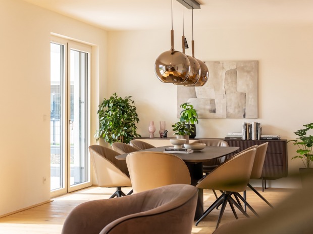 Modernes Esszimmer mit hochwertiger Ausstattung | Credit: KI-optimiert/Echtfotos mit virtueller Möblierung/Glorit Bausysteme