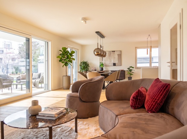 Modernes Wohnzimmer mit hochwertiger Ausstattung | Credit: KI-optimiert/Echtfotos mit virtueller Möblierung/Glorit Bausysteme