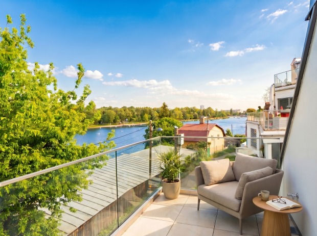 Idyllischer Ausblick auf die Donau von der Dachterrasse aus | Credit: KI-optimiert/Echtfotos mit virtueller Möblierung/Glorit Bausysteme