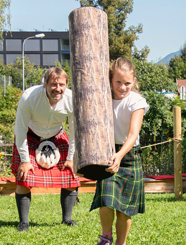 Junges Mädchen beim Baumstammwurf | Credit: Peter Mayr