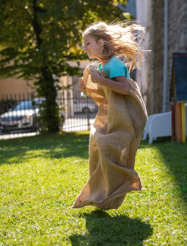 Junges Mädchen beim Sackhüpfen | Credit: Coen Kossmann