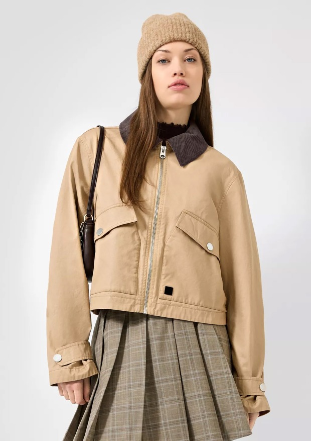 Junge Frau in Herbstmode in Beige und Camel | Credit: s.Oliver