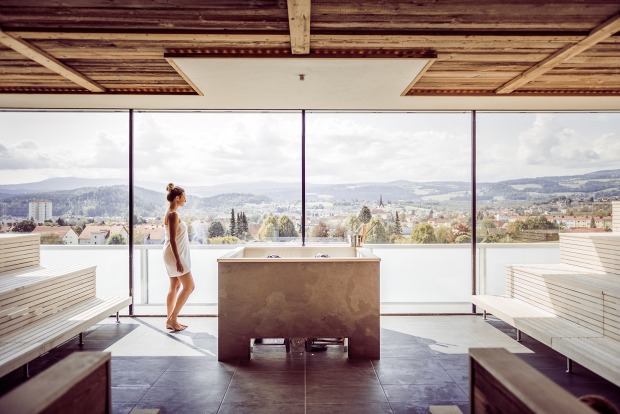 Frau in einer Sauna | Credit: Hotel &amp; Therme NOVA/Die Abbilderei