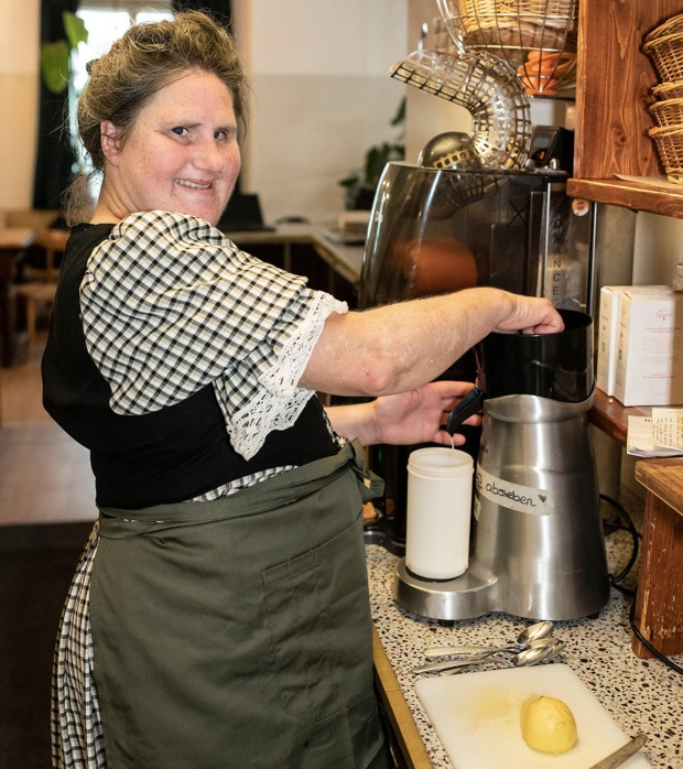 Sabine S. beim Zitronen auspressen als Teil ihrer Aufgaben| Credit: Jugend am Werk Steiermark / Miriam Raneburger
