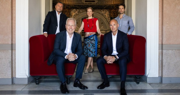 Hintere Reihe, von links: Manuel Laporta Osante, Leiter TV/AV – Samsung Österreich, Verena Eisner, stellvertretende Finanzvorstand – Kunsthistorisches Museum Wien, Antonio Marques, Strategie-Produktmanager – Samsung Österreich. Vordere Reihe, von links: Paul Frey, Geschäftsführer – Kunsthistorisches Museum Wien, Dario Casari, Präsident – Samsung Österreich und Samsung Schweiz | Credit: Marlena König