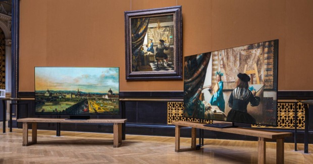 „Wien vom Belvedere aus gesehen, bekannt als ‚Canaletto-Ansicht‘ (1758/61) von Bernardo Bellotto auf dem OLED-Fernseher und „Die Malerei“ (um 1666/68) von Johannes Vermeer van Delft auf dem Micro-RGB-Fernseher im Kunsthistorischen Museum | Credit: Seniad Kasupovic