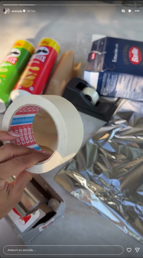 Klebeband, Alufolie, Verpackungen und weitere Bastelutensilien für Amira Alys selbst gebaute Camera obscura zur Sonnenfinsternis.