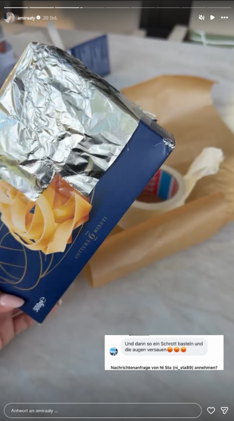 Amira Aly zeigt eine mit Alufolie präparierte Verpackung für ihre selbst gebaute Camera obscura zur Beobachtung der Sonnenfinsternis.