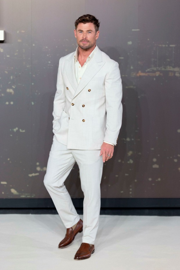 Chris Hemsworth im weißen Anzug bei einem öffentlichen Auftritt