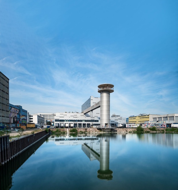 Aussichtsturm im Linzer Hafen mit Hafenbecken und Mural-Harbor-Kunst