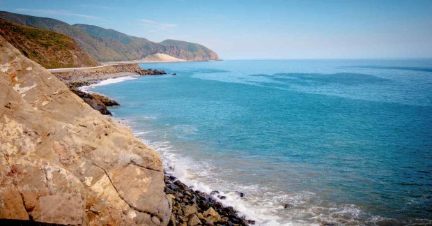 Küstenlandschaft der Hamptons mit Felsen, Strand und Atlantik