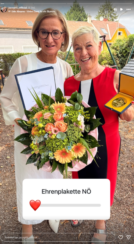 Jazz Gitti mit der Ehrenplakette des Landes Niederösterreich und Johanna Mikl-Leitner