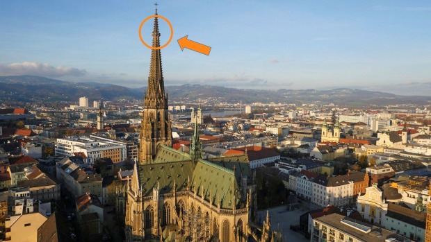 Mariendom Linz mit markiertem Aussichtspunkt an der Turmspitze
