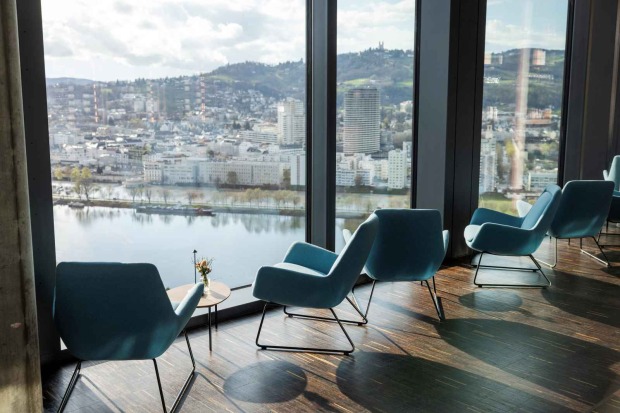 Lounge im q27 mit Panoramafenstern und Blick über Linz und die Donau