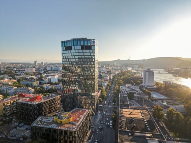 Quadrill Tower bei der Tabakfabrik Linz mit Blick über die Stadt und Donau